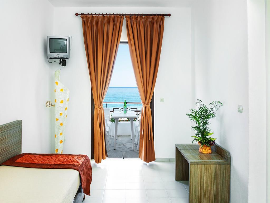 Xenios Dolphin Beach Hotel Possidi Phòng bức ảnh